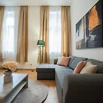Apartment In The Central Area. 5 Minute\'S Walk To The Danube.