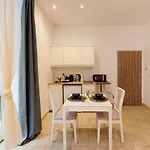Cozy Market-Square Retreat Located In The Heart Of The 10Th District
