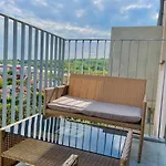 55 M2 Stylish Apartment With Balcony & Parking