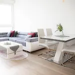 Restify10 - Skyline View - Fitness - Garge - Modern