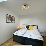 Freshly Renovated Apartment In Trendy Area L Hg21