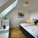Freshly Renovated Apartment In Trendy Area L Hg21