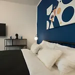 Modern Apartment With A Balcony Near Belvedere