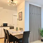 Modern Rooftop Apartment With Balcony - Free Parking