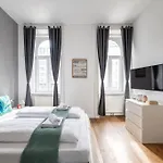 Cool 1Br Near Metro & Center By Hm