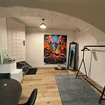 Trendy Souterrain Loft - Near City Center