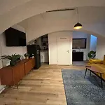 Trendy Souterrain Loft - Near City Center