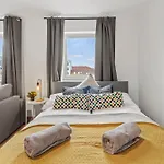 Perfect Location, 2 Min To Main Station, Long Term Stays