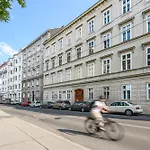 Spacious Austrian Style Apartment Close To City Center Landstrasse