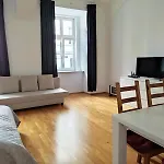 Spacious Austrian Style Apartment Close To City Center Landstrasse