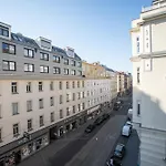 Beautiful New Apartment Near City Center