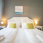 Beautiful New Apartment Near City Center