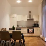 Schoenbrunn Palace Apartments Free Parking And 24H Check-In