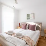Hm • Modern 1Br Apt With Balcony
