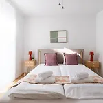 Hm • Modern 1Br Apt With Balcony