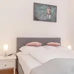 Double Delight - Central Studio Apt. For Two