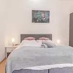 Double Delight - Central Studio Apt. For Two