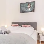 Double Delight - Central Studio Apt. For Two