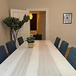 Stylish Apartment - Free Parking & Netflix