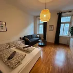 Stylish Apartment - Free Parking & Netflix