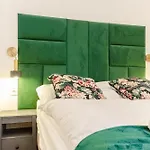 18 Min To City Center Via U3 - Lovely 1Br Ground Floor Gem