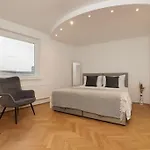Exclusive 2-Bedroom Loft With Scenic Rooftop Views