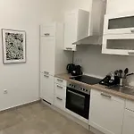 Grosszuegiger Wiener Altbau Gleich Neben Schoenbrunn