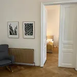 Grosszuegiger Wiener Altbau Gleich Neben Schoenbrunn