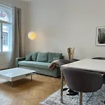 Grosszuegiger Wiener Altbau Gleich Neben Schoenbrunn