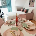 Carl\'S Design Residences By Domicilia Apartments