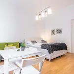 Comfortable 2Br Apt Central And Well Connected