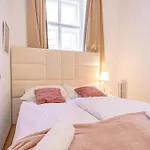 Comfortable 2Br Apt Central And Well Connected
