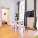 Comfortable 2Br Apt Central And Well Connected