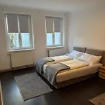 Schoene 3-Br Wohnung 1 Minute Zur U-Bahn