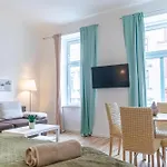 Comfortable 2BR Apt Near Schloss Schönbrunn
