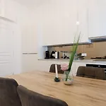 Stylish 1-Bedroom 2-Bath By Canal Minutes From Historic Centre