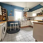 Single Room In Student Apartment