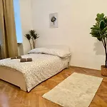 Spacious Apartment - 15 Min To Center