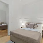 Next To Shopping Street And Subway Station, Few Minutes To Stephansplatz