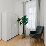 Next To Shopping Street And Subway Station, Few Minutes To Stephansplatz
