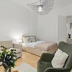 Next To Shopping Street And Subway Station, Few Minutes To Stephansplatz