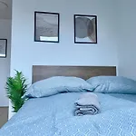 Rooftop Modern Apartment With Free Parking