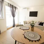 Cozy Central Apartment With Wooden Accents & Terrace L Jos16