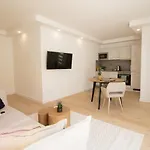 Cozy Central Apartment With Wooden Accents & Terrace L Jos16