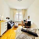 Comfy Rooms In A Shared Apartment, Only 17Min Walk To Schoenbrunn