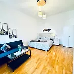 2Br Apartment For 6 People, Only 17 Minute Walk To Schoenbrunn