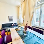 2Br Apartment For 6 People, Only 17 Minute Walk To Schoenbrunn