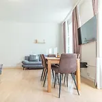 Modern 2-Bedroom Apartment For 5 In Prime Location