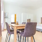 Modern 2-Bedroom Apartment For 5 In Prime Location