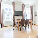 Modern 2-Bedroom Apartment For 5 In Prime Location